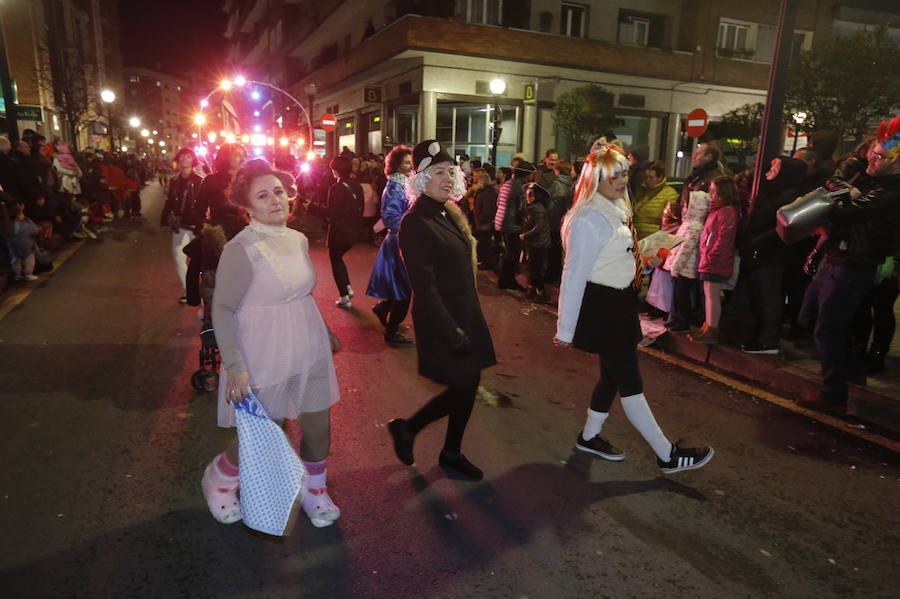 Las charangas hicieron las delicias de los cientos de gijoneses que desafiaron al frío para presenciar el principal desfile del Día de Carnaval