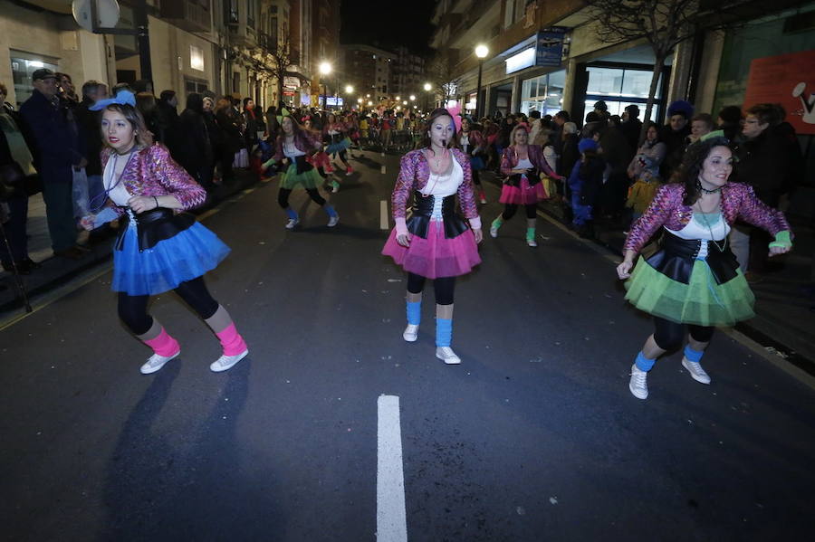 Las charangas hicieron las delicias de los cientos de gijoneses que desafiaron al frío para presenciar el principal desfile del Día de Carnaval
