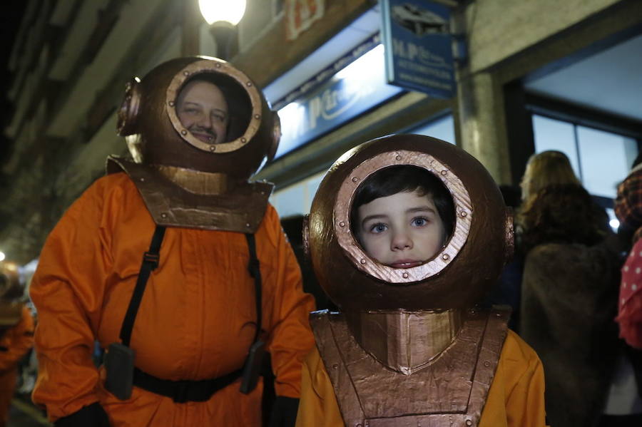 Las charangas hicieron las delicias de los cientos de gijoneses que desafiaron al frío para presenciar el principal desfile del Día de Carnaval