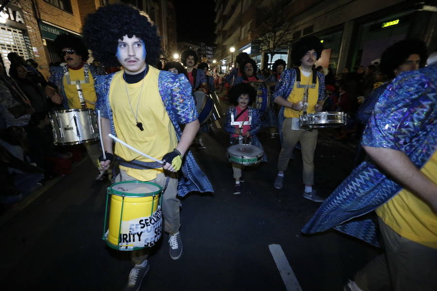 Las charangas hicieron las delicias de los cientos de gijoneses que desafiaron al frío para presenciar el principal desfile del Día de Carnaval