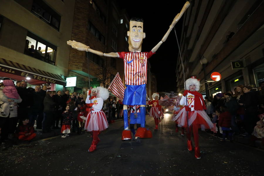 Las charangas hicieron las delicias de los cientos de gijoneses que desafiaron al frío para presenciar el principal desfile del Día de Carnaval