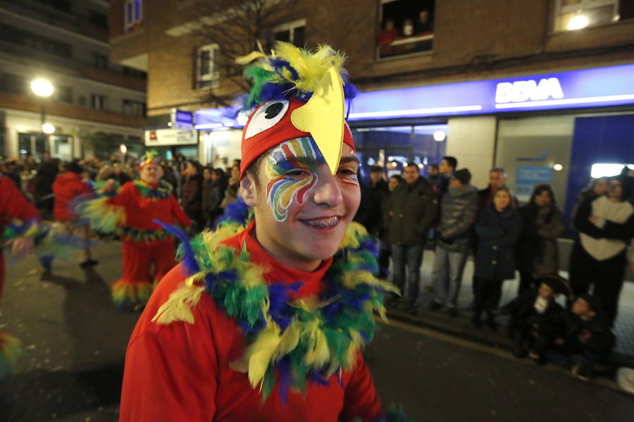Las charangas hicieron las delicias de los cientos de gijoneses que desafiaron al frío para presenciar el principal desfile del Día de Carnaval