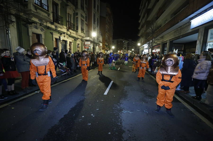 Las charangas hicieron las delicias de los cientos de gijoneses que desafiaron al frío para presenciar el principal desfile del Día de Carnaval