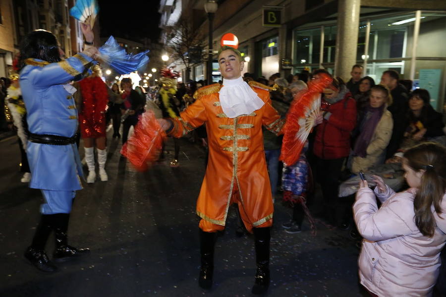 Las charangas hicieron las delicias de los cientos de gijoneses que desafiaron al frío para presenciar el principal desfile del Día de Carnaval