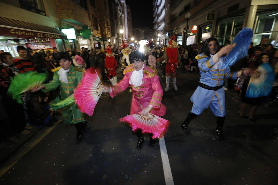 Las charangas hicieron las delicias de los cientos de gijoneses que desafiaron al frío para presenciar el principal desfile del Día de Carnaval