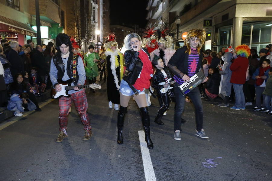 Las charangas hicieron las delicias de los cientos de gijoneses que desafiaron al frío para presenciar el principal desfile del Día de Carnaval