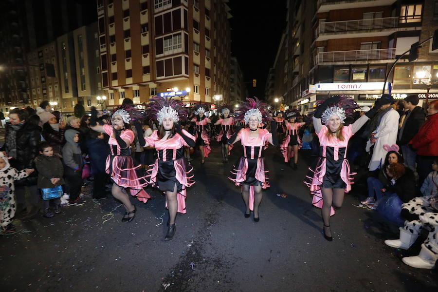 Las charangas hicieron las delicias de los cientos de gijoneses que desafiaron al frío para presenciar el principal desfile del Día de Carnaval