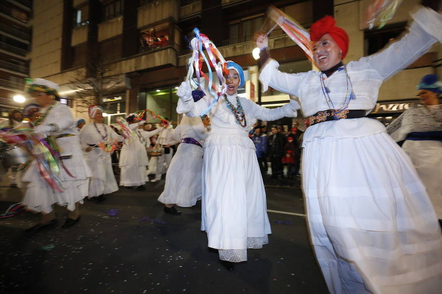 Las charangas hicieron las delicias de los cientos de gijoneses que desafiaron al frío para presenciar el principal desfile del Día de Carnaval