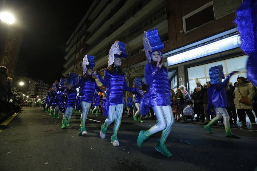 Las charangas hicieron las delicias de los cientos de gijoneses que desafiaron al frío para presenciar el principal desfile del Día de Carnaval