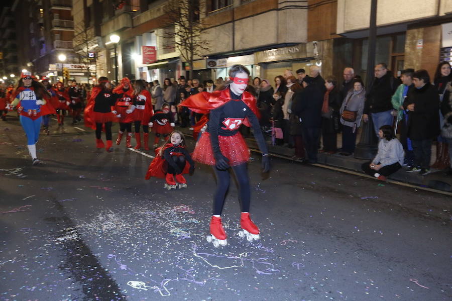 Las charangas hicieron las delicias de los cientos de gijoneses que desafiaron al frío para presenciar el principal desfile del Día de Carnaval