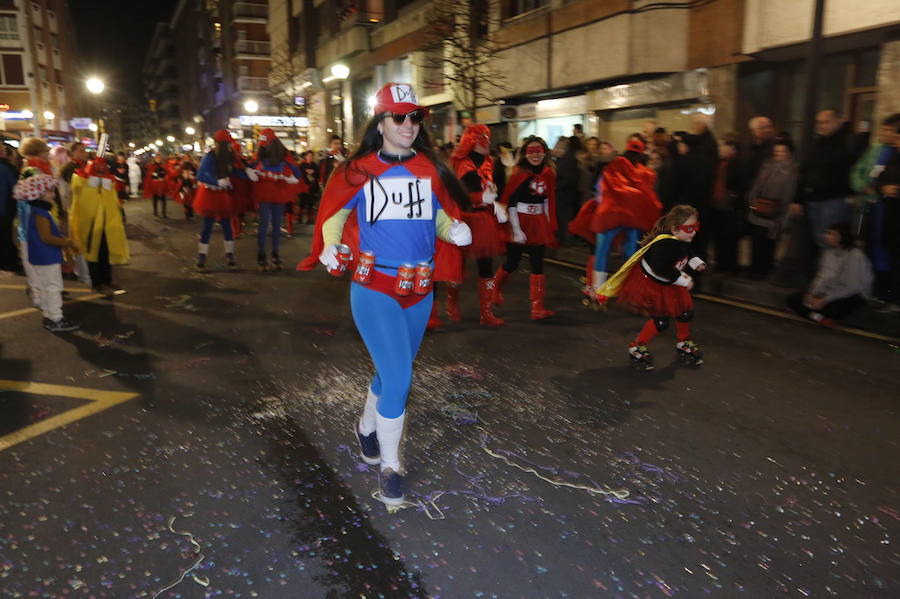 Las charangas hicieron las delicias de los cientos de gijoneses que desafiaron al frío para presenciar el principal desfile del Día de Carnaval