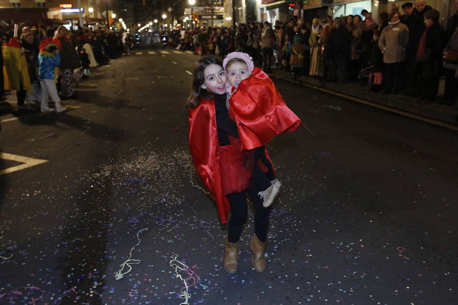 Las charangas hicieron las delicias de los cientos de gijoneses que desafiaron al frío para presenciar el principal desfile del Día de Carnaval