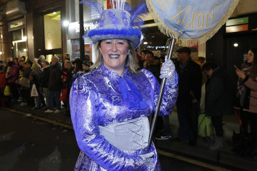 Las charangas hicieron las delicias de los cientos de gijoneses que desafiaron al frío para presenciar el principal desfile del Día de Carnaval