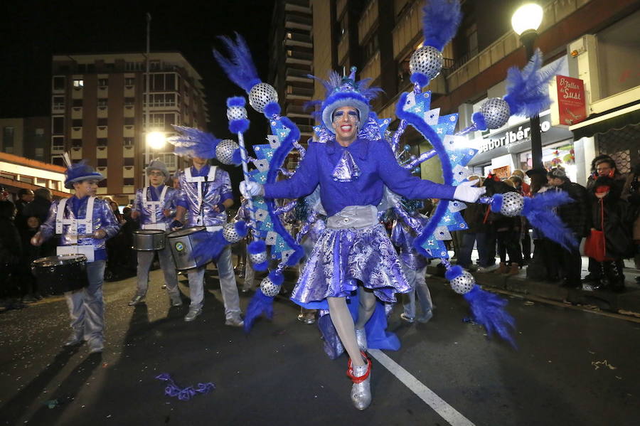 Las charangas hicieron las delicias de los cientos de gijoneses que desafiaron al frío para presenciar el principal desfile del Día de Carnaval