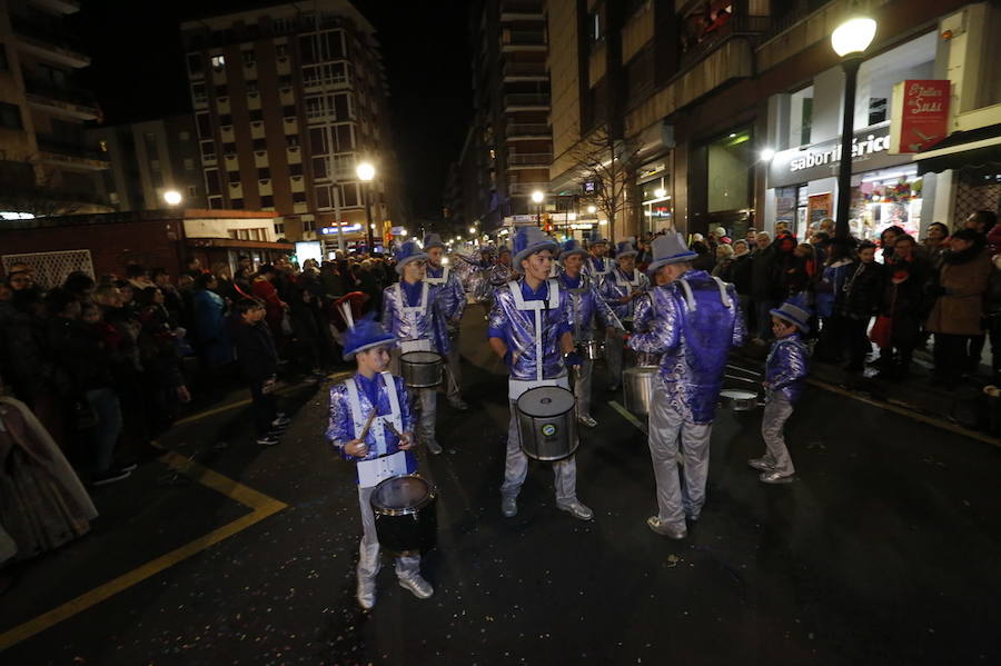 Las charangas hicieron las delicias de los cientos de gijoneses que desafiaron al frío para presenciar el principal desfile del Día de Carnaval