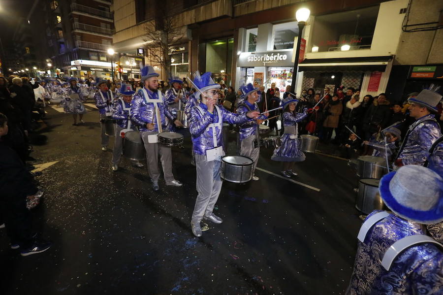 Las charangas hicieron las delicias de los cientos de gijoneses que desafiaron al frío para presenciar el principal desfile del Día de Carnaval
