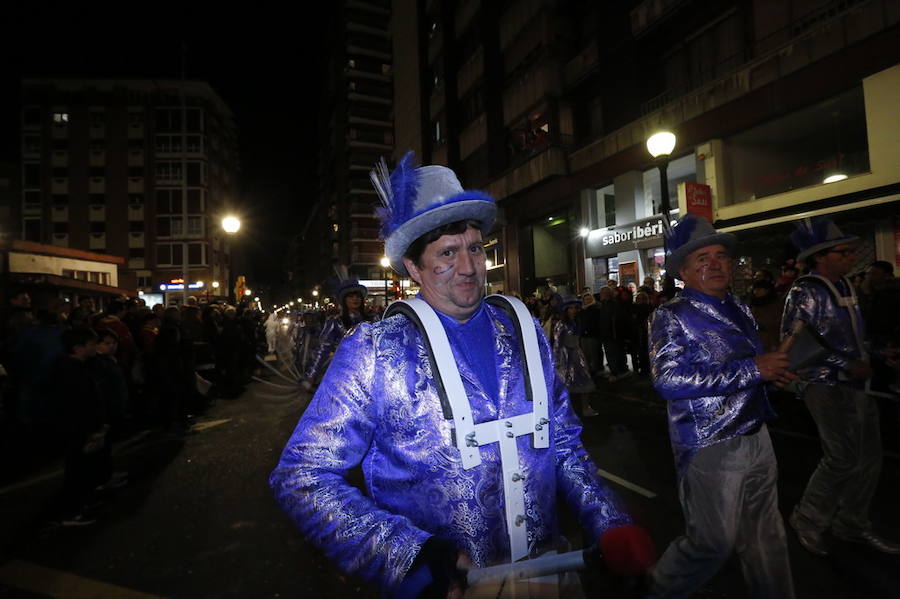 Las charangas hicieron las delicias de los cientos de gijoneses que desafiaron al frío para presenciar el principal desfile del Día de Carnaval