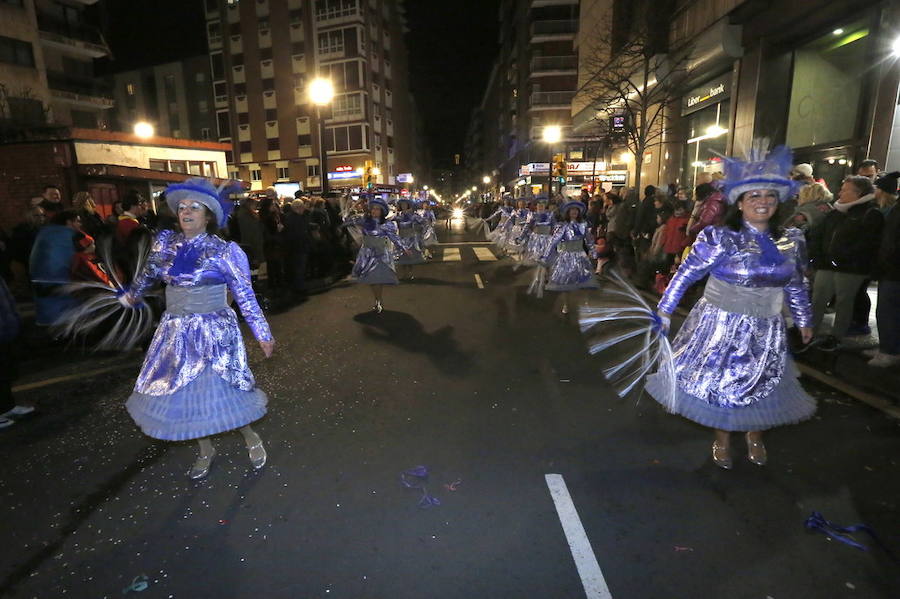 Las charangas hicieron las delicias de los cientos de gijoneses que desafiaron al frío para presenciar el principal desfile del Día de Carnaval
