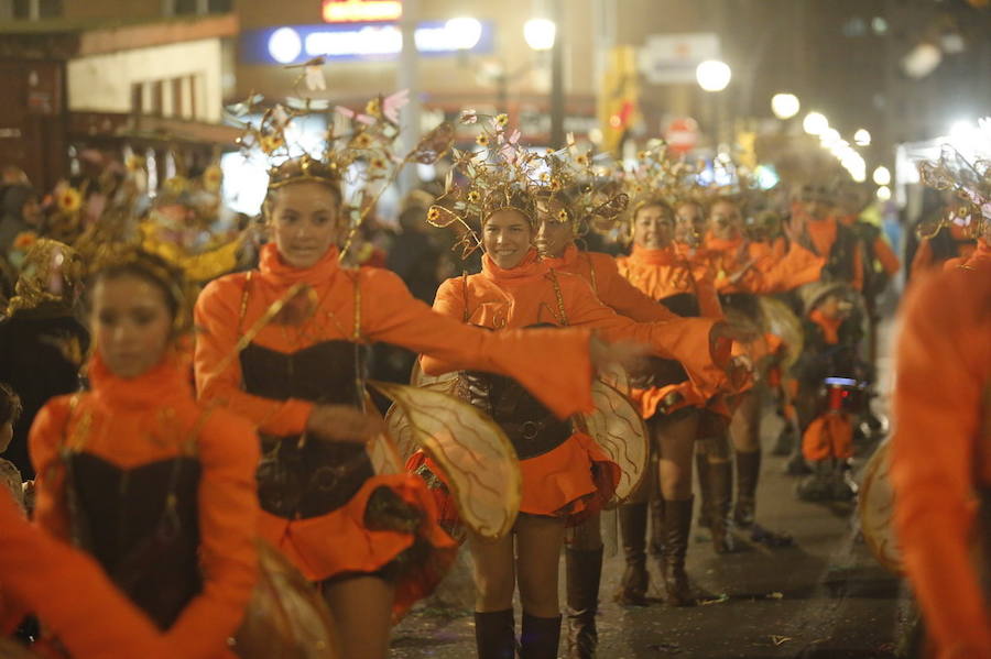 Las charangas hicieron las delicias de los cientos de gijoneses que desafiaron al frío para presenciar el principal desfile del Día de Carnaval
