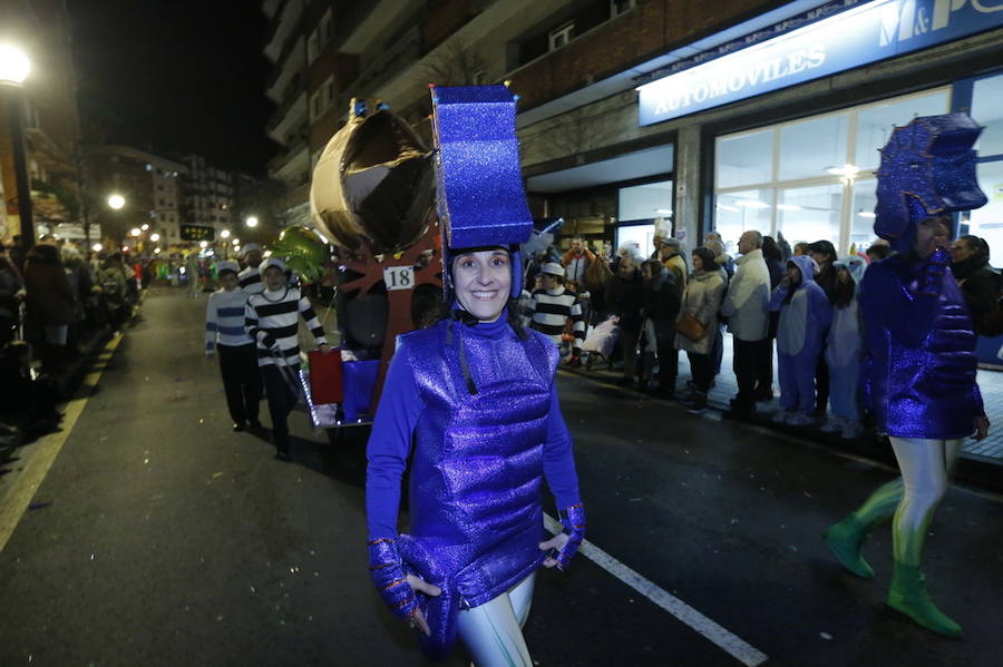 Las charangas hicieron las delicias de los cientos de gijoneses que desafiaron al frío para presenciar el principal desfile del Día de Carnaval