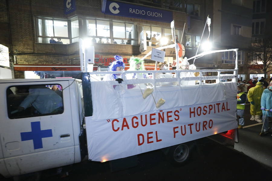 Las charangas hicieron las delicias de los cientos de gijoneses que desafiaron al frío para presenciar el principal desfile del Día de Carnaval