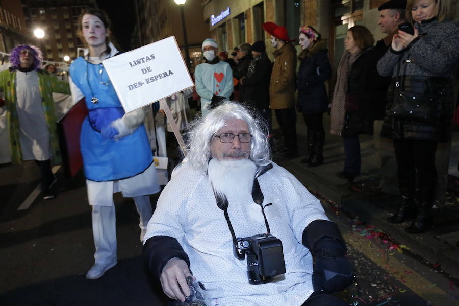 Las charangas hicieron las delicias de los cientos de gijoneses que desafiaron al frío para presenciar el principal desfile del Día de Carnaval