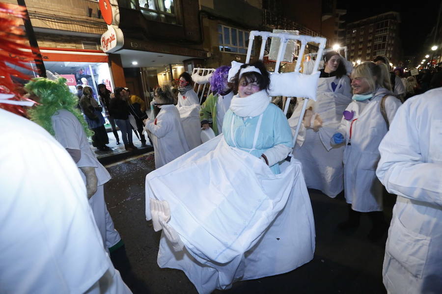 Las charangas hicieron las delicias de los cientos de gijoneses que desafiaron al frío para presenciar el principal desfile del Día de Carnaval