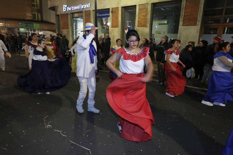 Las charangas hicieron las delicias de los cientos de gijoneses que desafiaron al frío para presenciar el principal desfile del Día de Carnaval