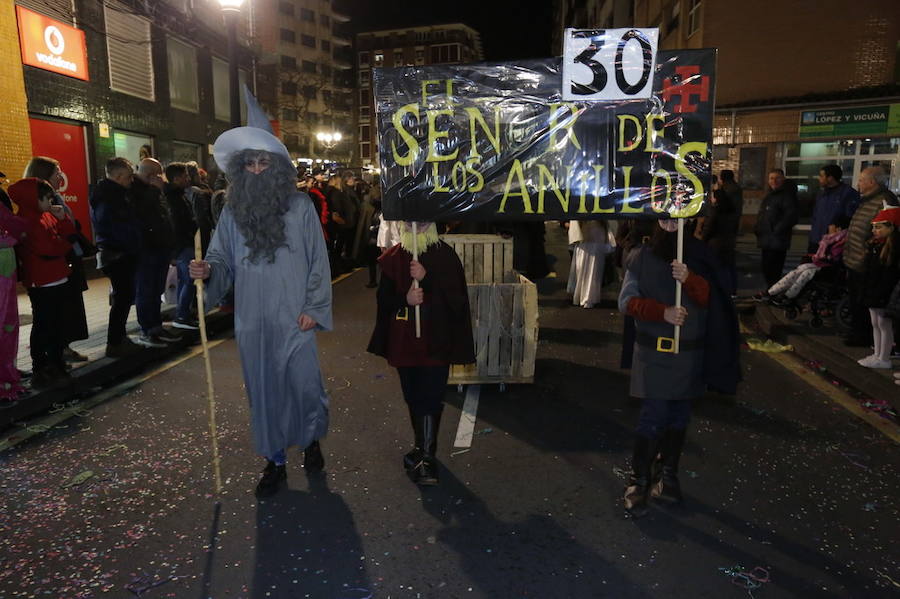 Las charangas hicieron las delicias de los cientos de gijoneses que desafiaron al frío para presenciar el principal desfile del Día de Carnaval