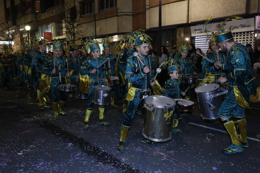 Las charangas hicieron las delicias de los cientos de gijoneses que desafiaron al frío para presenciar el principal desfile del Día de Carnaval