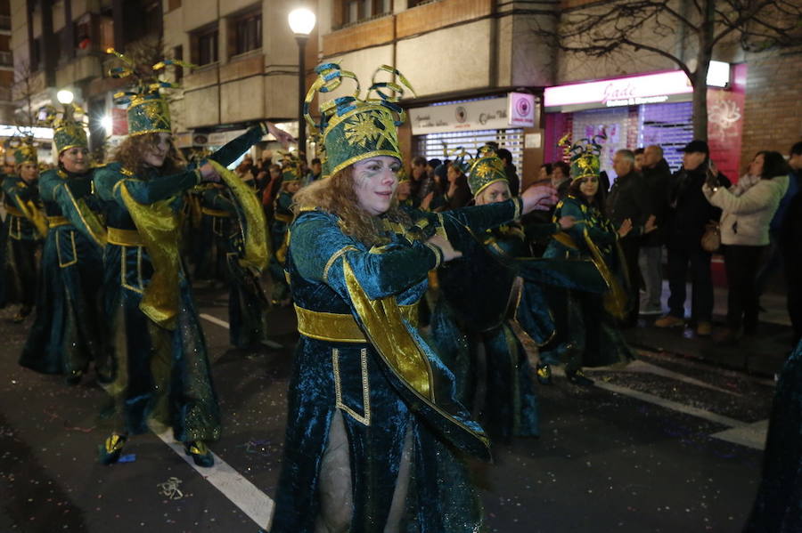 Las charangas hicieron las delicias de los cientos de gijoneses que desafiaron al frío para presenciar el principal desfile del Día de Carnaval