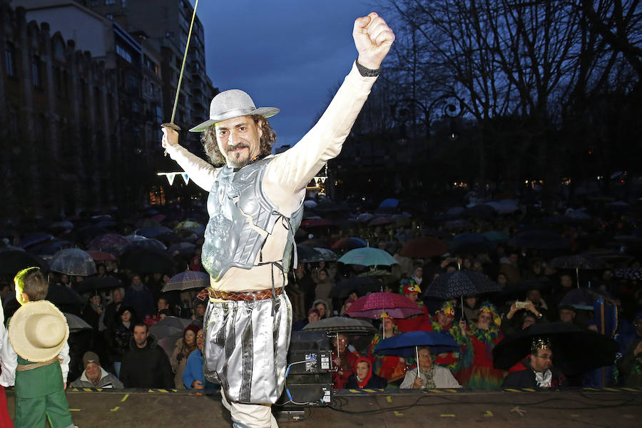 Las charangas gijonesas no perdieron la gracia ni aún bajo la lluvia. Begoña se convirtió en su pasarela camino al escenario que encumbraría este martes a Los Restallones como reyes del Carnaval de Gijón 2018