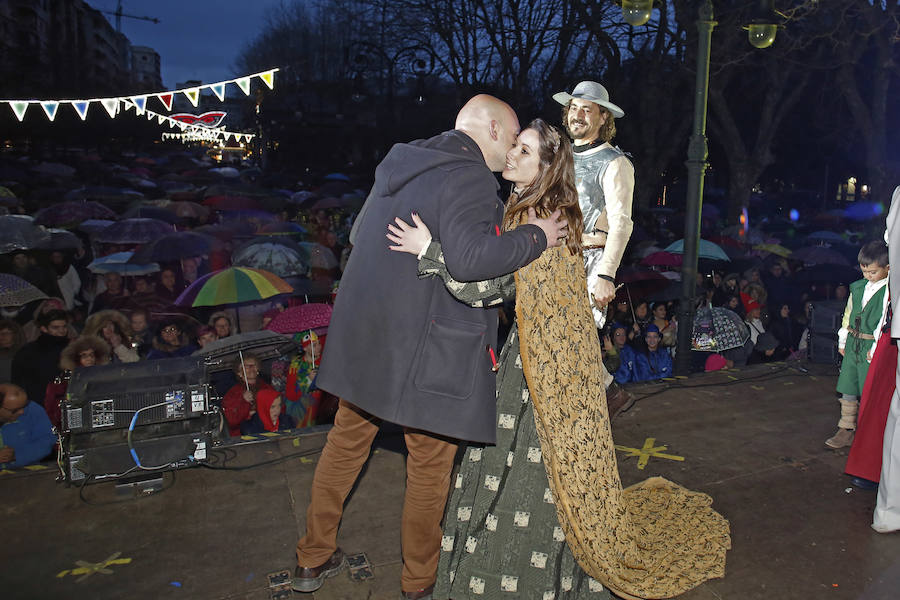 Las charangas gijonesas no perdieron la gracia ni aún bajo la lluvia. Begoña se convirtió en su pasarela camino al escenario que encumbraría este martes a Los Restallones como reyes del Carnaval de Gijón 2018