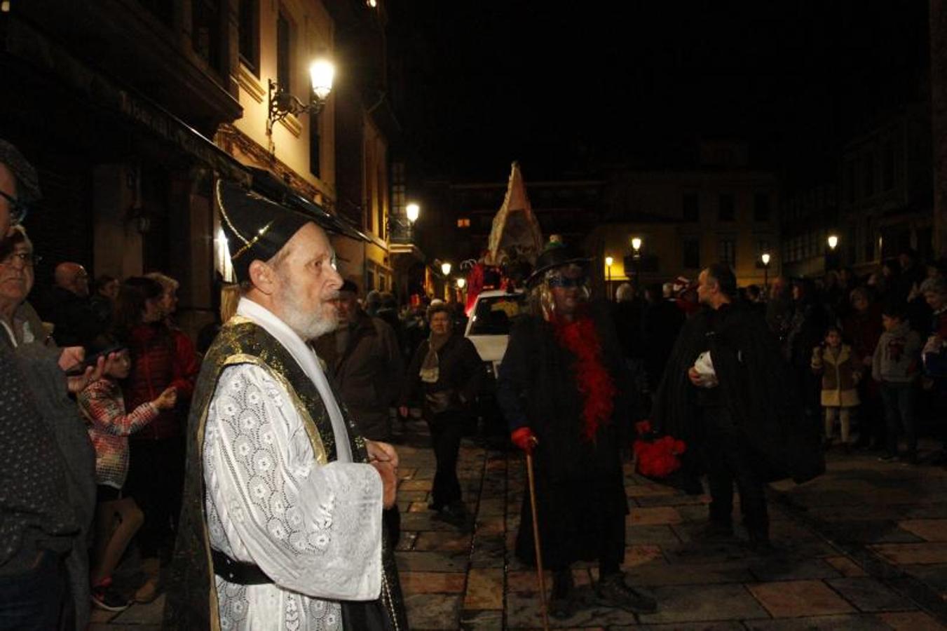 La ciudad pone punto y final a las celebraciones de antroxu con un animado entierro de la sardina