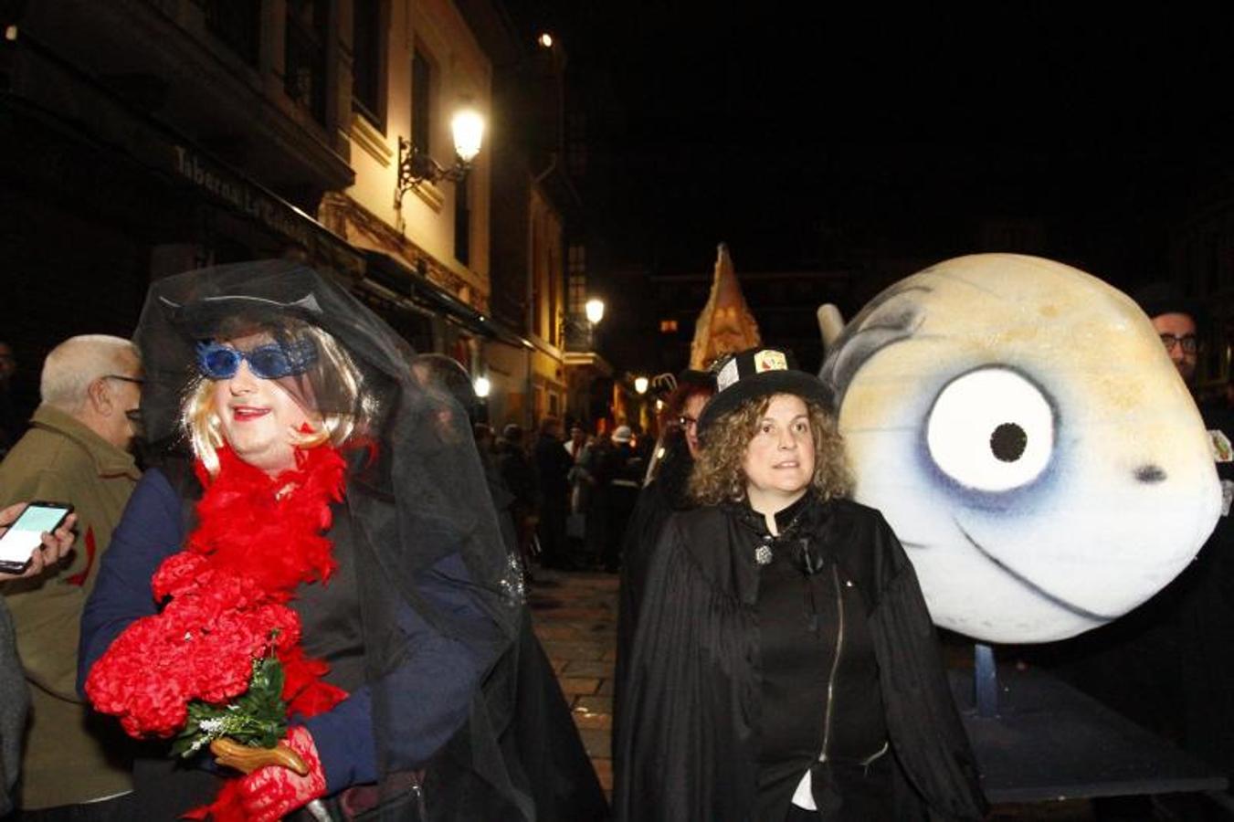 La ciudad pone punto y final a las celebraciones de antroxu con un animado entierro de la sardina