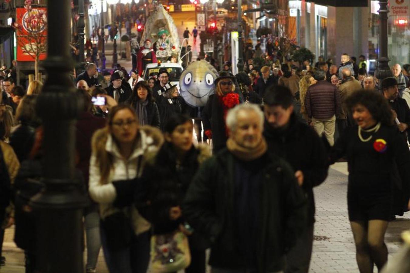 La ciudad pone punto y final a las celebraciones de antroxu con un animado entierro de la sardina