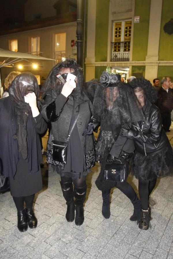 La ciudad pone punto y final a las celebraciones de antroxu con un animado entierro de la sardina