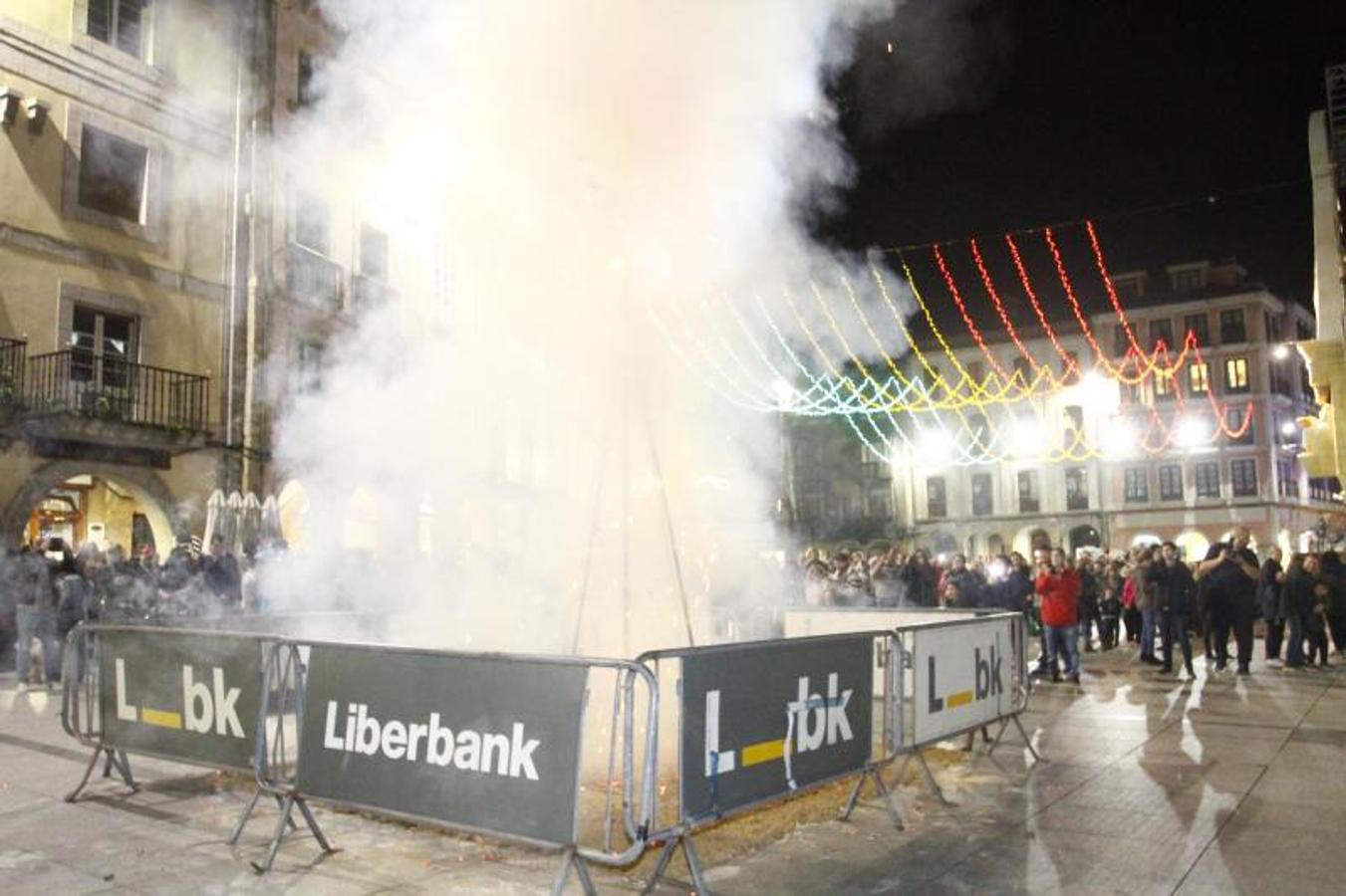 La ciudad pone punto y final a las celebraciones de antroxu con un animado entierro de la sardina