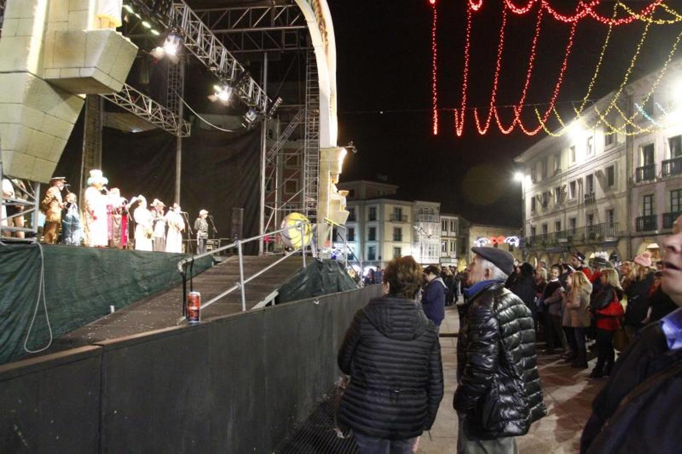 La ciudad pone punto y final a las celebraciones de antroxu con un animado entierro de la sardina