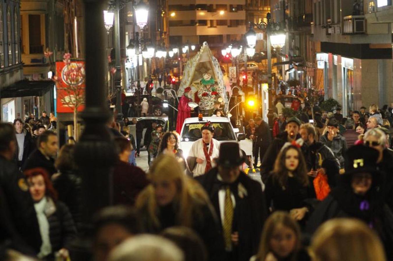 La ciudad pone punto y final a las celebraciones de antroxu con un animado entierro de la sardina