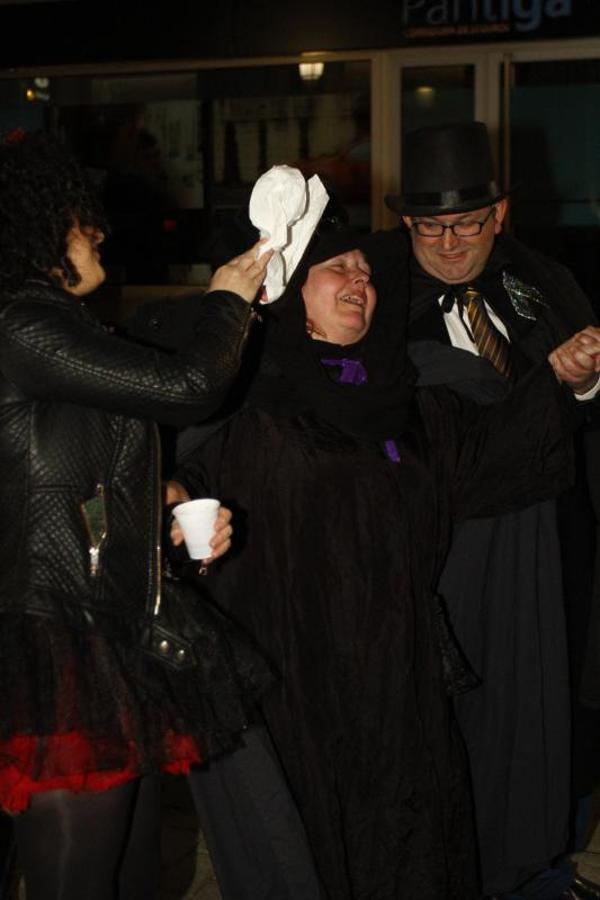 La ciudad pone punto y final a las celebraciones de antroxu con un animado entierro de la sardina