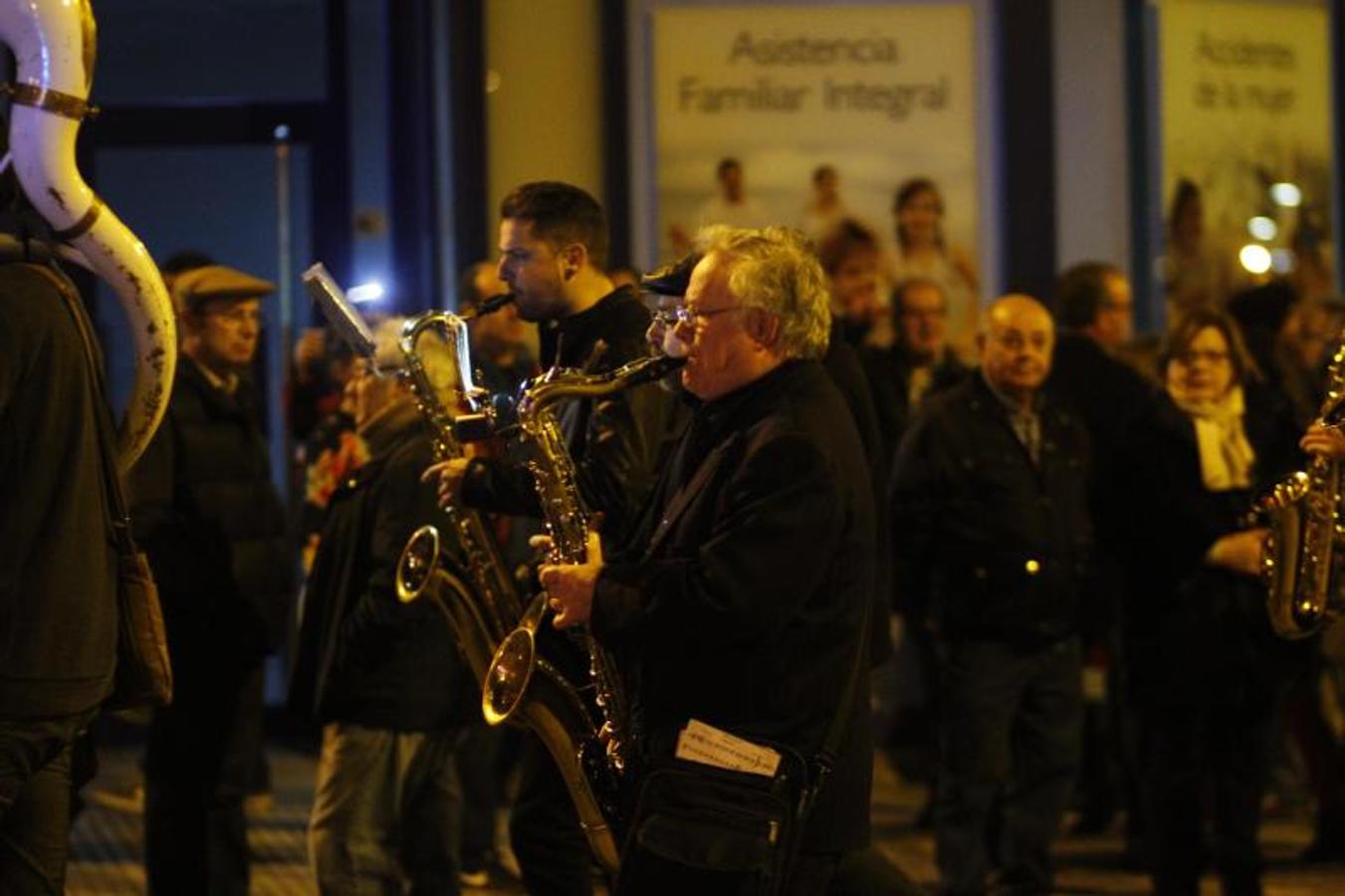 La ciudad pone punto y final a las celebraciones de antroxu con un animado entierro de la sardina