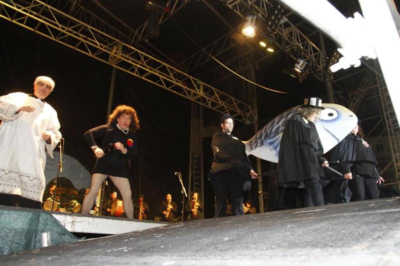 La ciudad pone punto y final a las celebraciones de antroxu con un animado entierro de la sardina