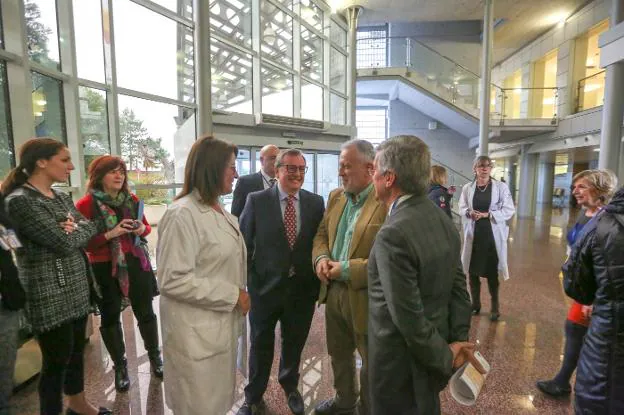 El consejero Francisco del Busto junto al gerente del Área Sanitaria III, Enrique González, ayer en el hospital San Agustín 