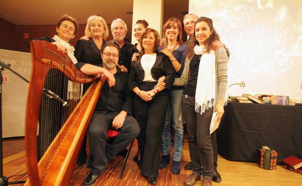 El grupo poético Encadenados homenajea hoy a Ángel González.