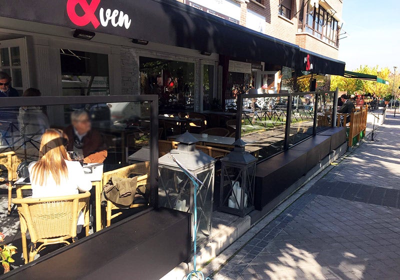 Acondicionamiento de terraza con toldo y quitavientos en restaurante en Madrid