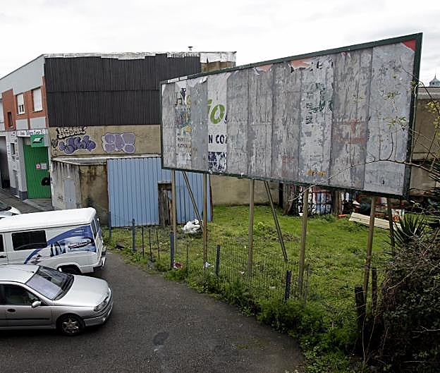 Panel de Ciudad Naranco en el que se situaba el cartel. 