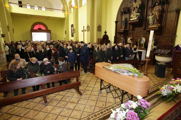 La iglesia de Panes se quedó pequeña para acoger a todas las personas que quisieron despedir a Manuel Corces. 