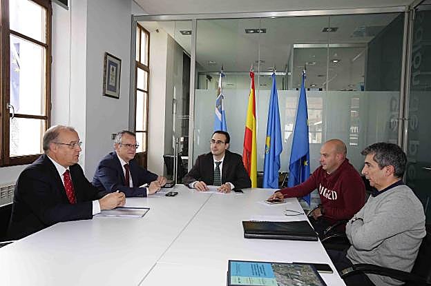 De izquierda a derecha, José María Pertierra, Manuel Gutiérrez, Jesús Bordás, el jefe de Obras del Ayuntamiento de Ribadedeva, Javier Escandón, y el técnico del Principado Miguel Ángel Ruiz. 