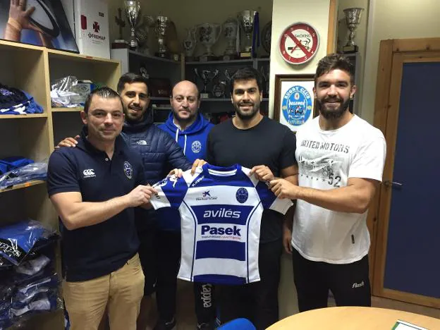 Felipe Blanco e Isra Heres con Juan Manuel Palero, Franco Bartorelli y Jacinto Delbue, ayer en la oficina del club. 